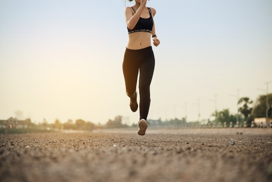 Benefícios da corrida mulher correndo