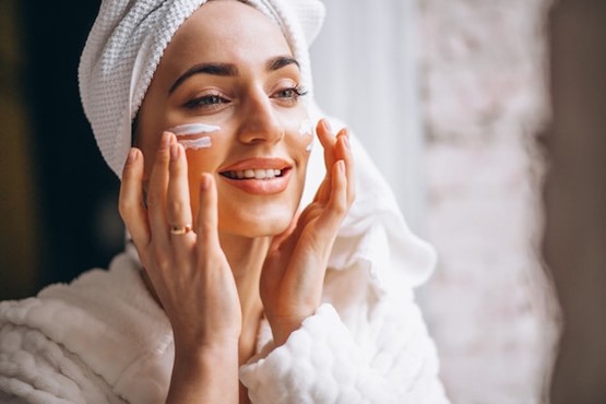 Mulher usando dermocosmético