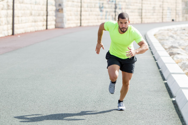 Homem praticando corrida que ajuda na saúde mental