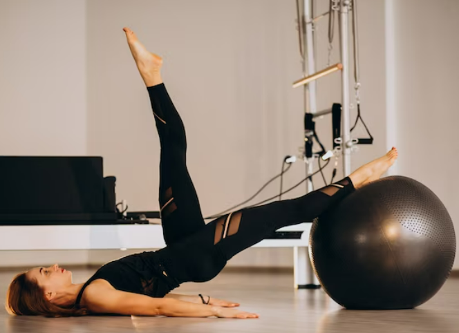 Benefícios do pilates mulher exercitando