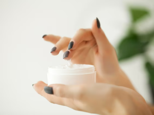 dermocosméticos mulher tocando em creme