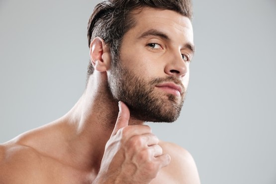 Homem de barba minoxidil