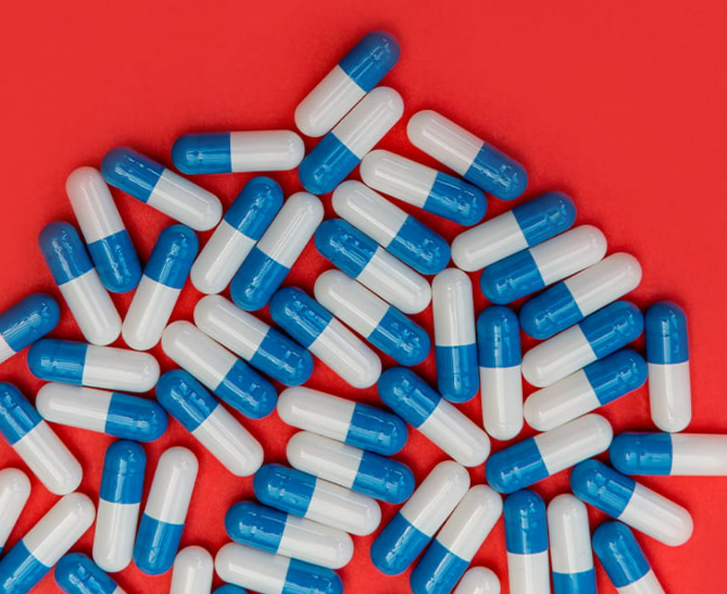 Medicamentos alopáticos fundo vermelho