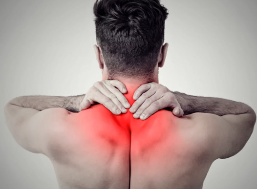 Medicamentos manipulados fibromialgia homem com dor