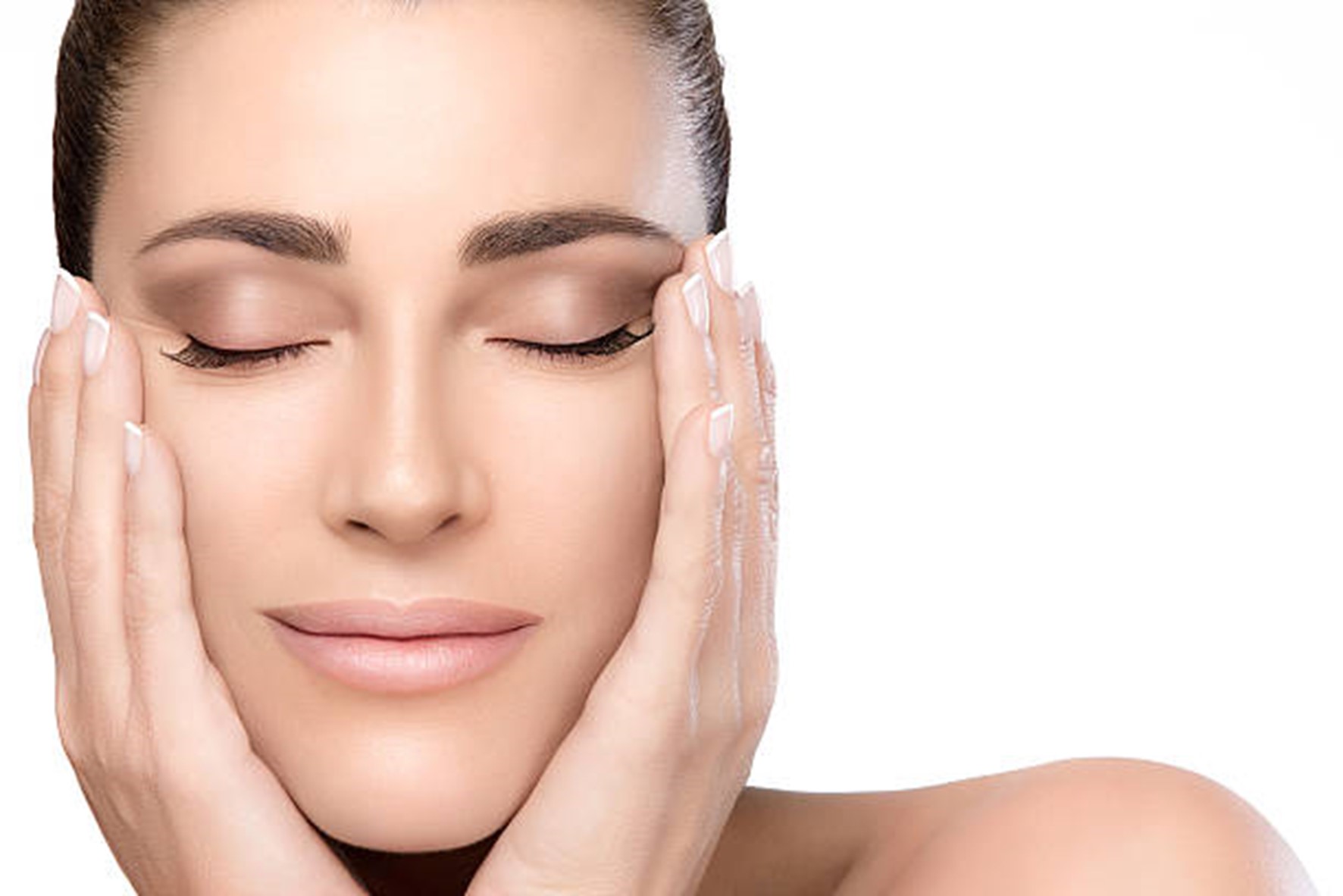 Mulher com pele elástica após usar dermocosméticos