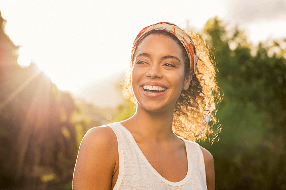 Mulher feliz bonita após tomar curcuma