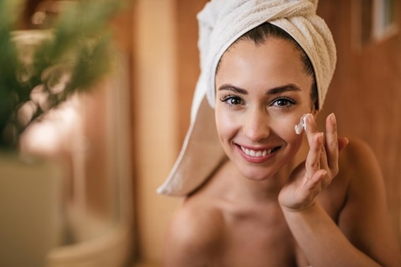Mulher tratando acne