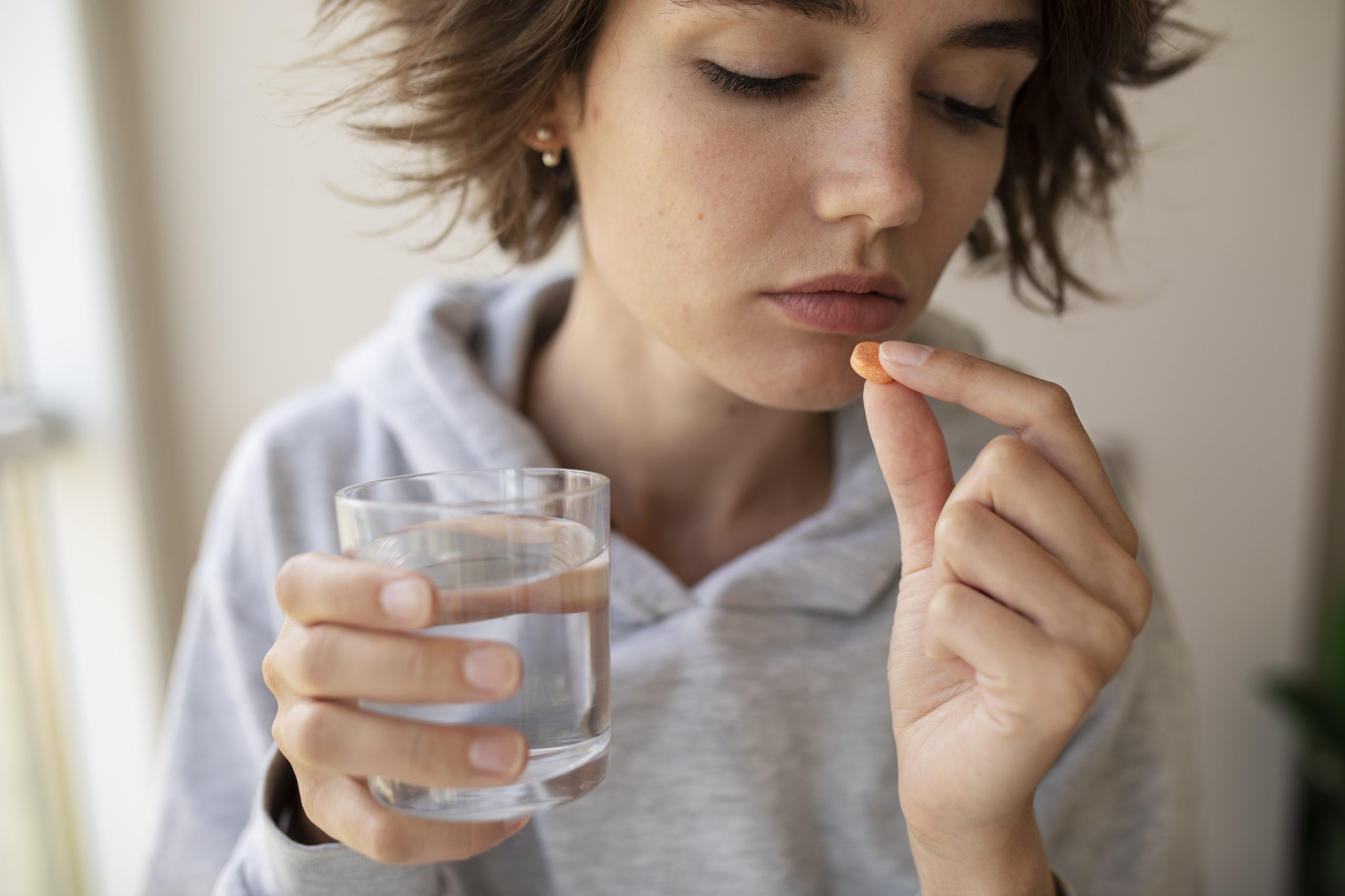 Mulher-tomando medicamento manipulado