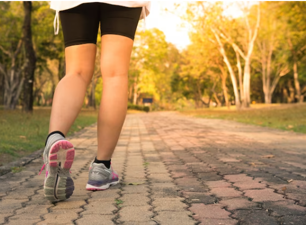 benefícios da caminhada mulher caminhando no parque
