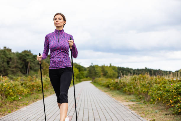benefícios da caminhada mulher caminhando
