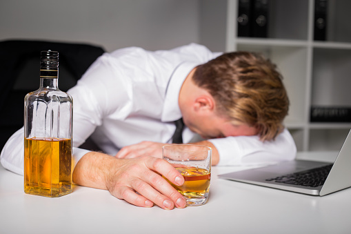 efeitos do álcool no organismo homem com sono