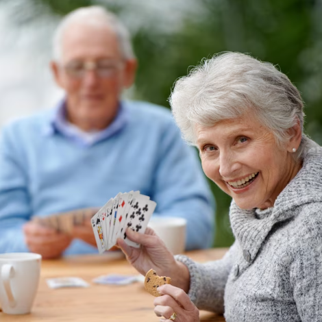 idosos jogando cartas