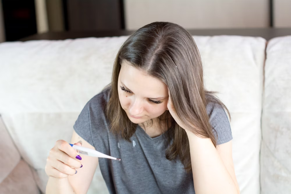 mulher com febre após contrair dengue
