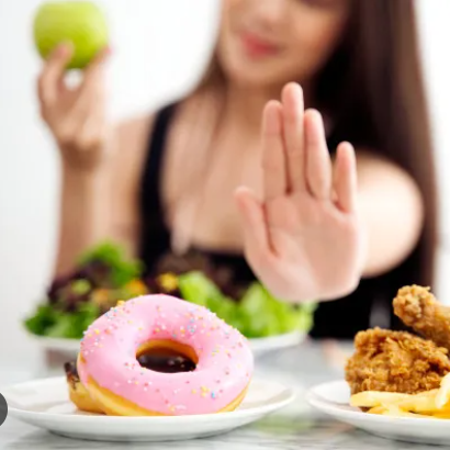 redução de açúcar no corpo mão contra donut