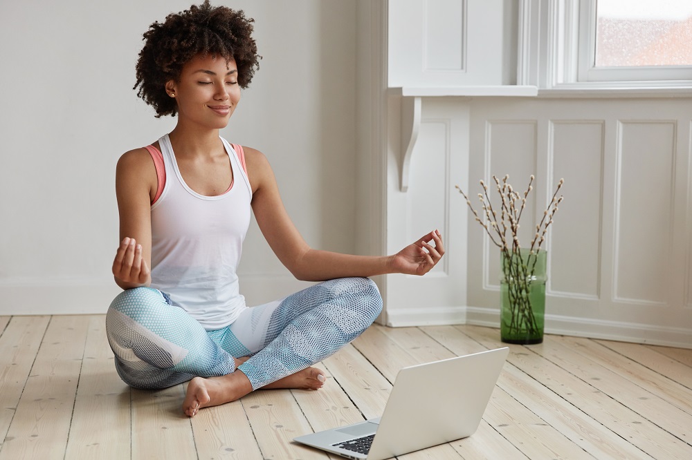 meditação mulher praticando