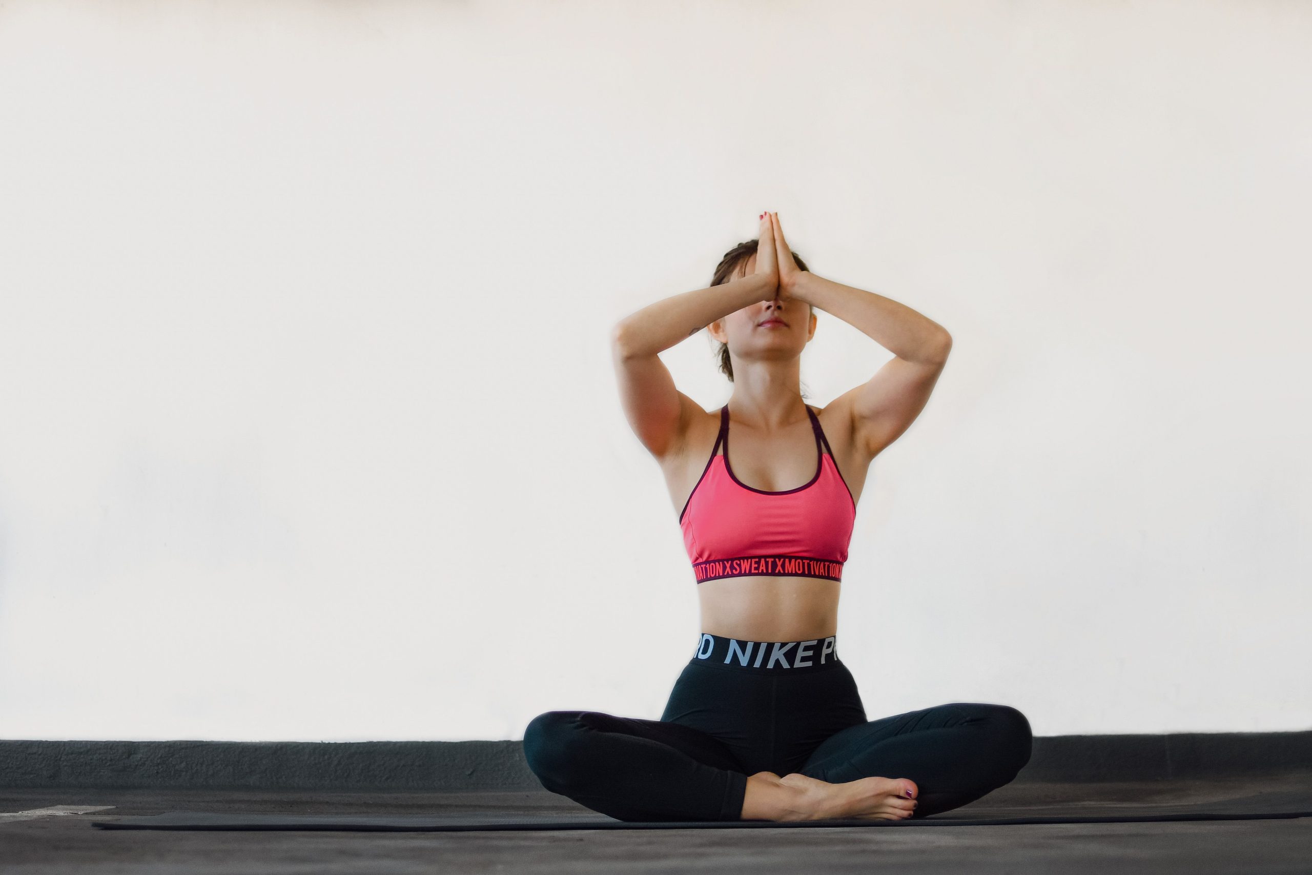 Mulher praticando meditação e yoga em ambiente tranquilo