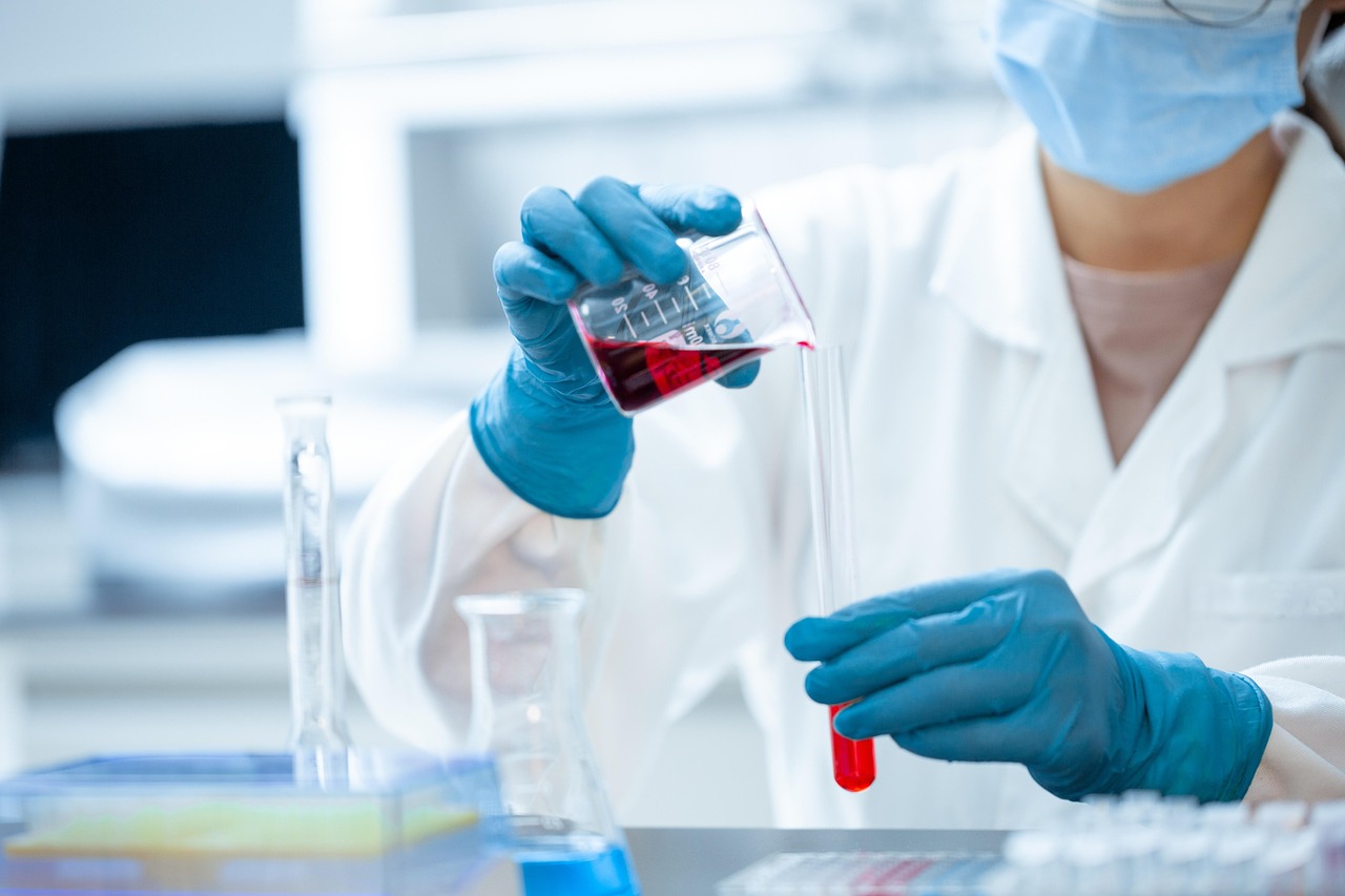 Farmacêutico manipulando líquido vermelho em tubo de ensaio em laboratório