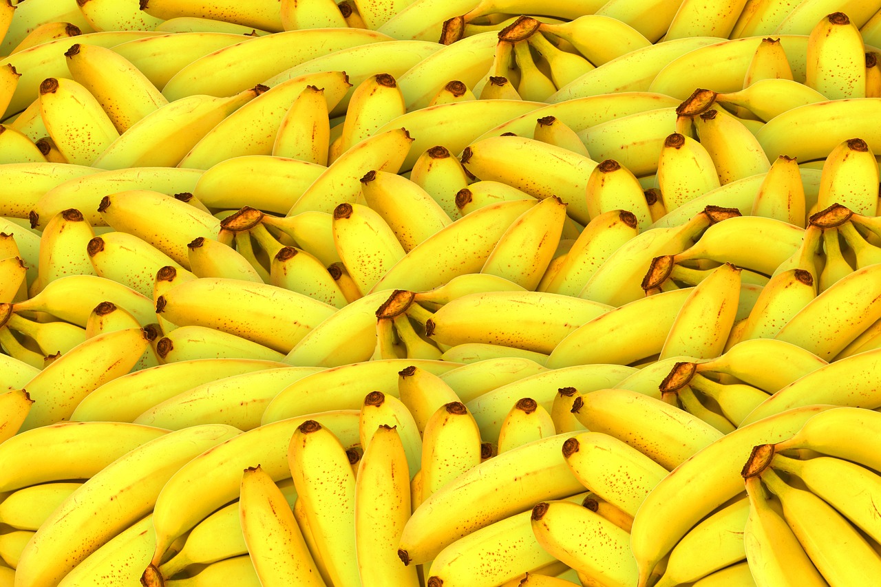 Monte de bananas frescas e maduras amontoadas.
