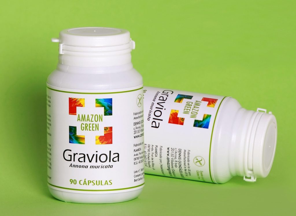 Dois frascos brancos de suplementos com rótulos verdes sobre fundo verde