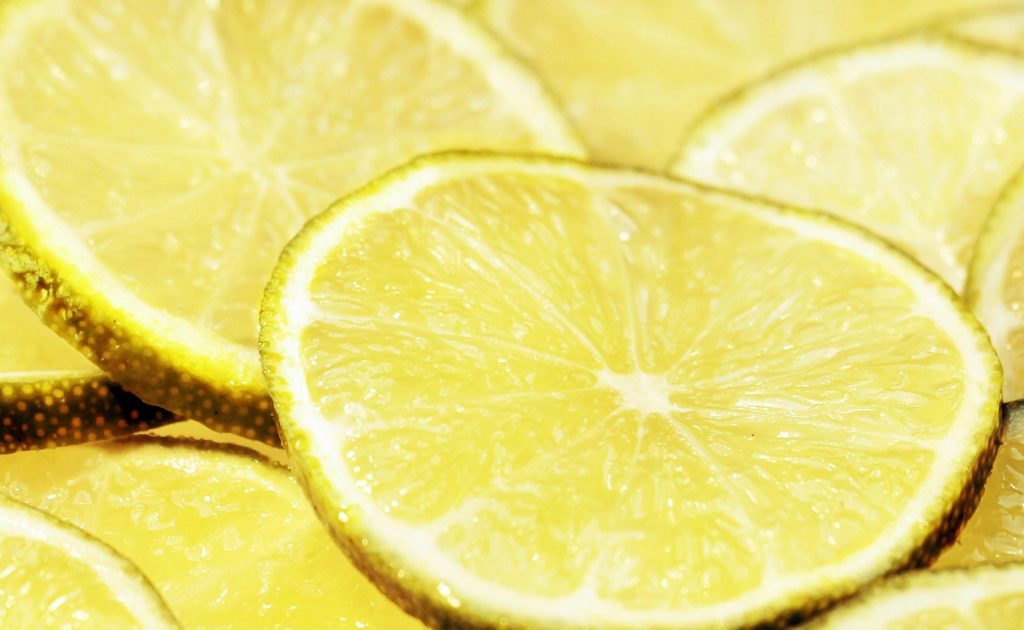 Close-up de fatias frescas de limão amarelo suculentas.