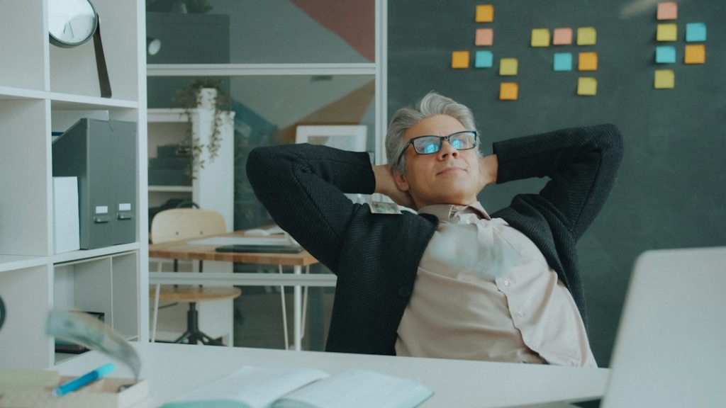 Profissional relaxando e fazendo uma pausa no escritório.