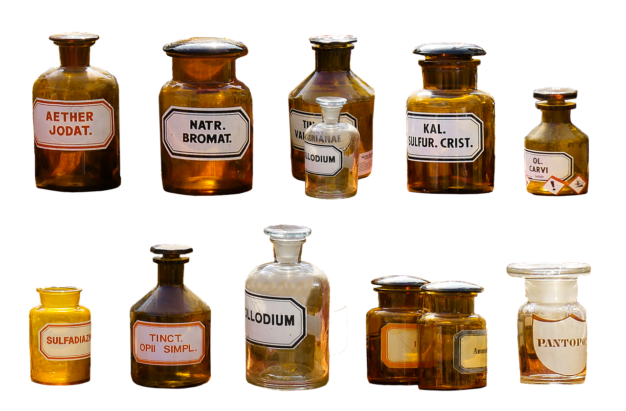 Frascos de fitoterápicos manipulados em laboratório de farmácia