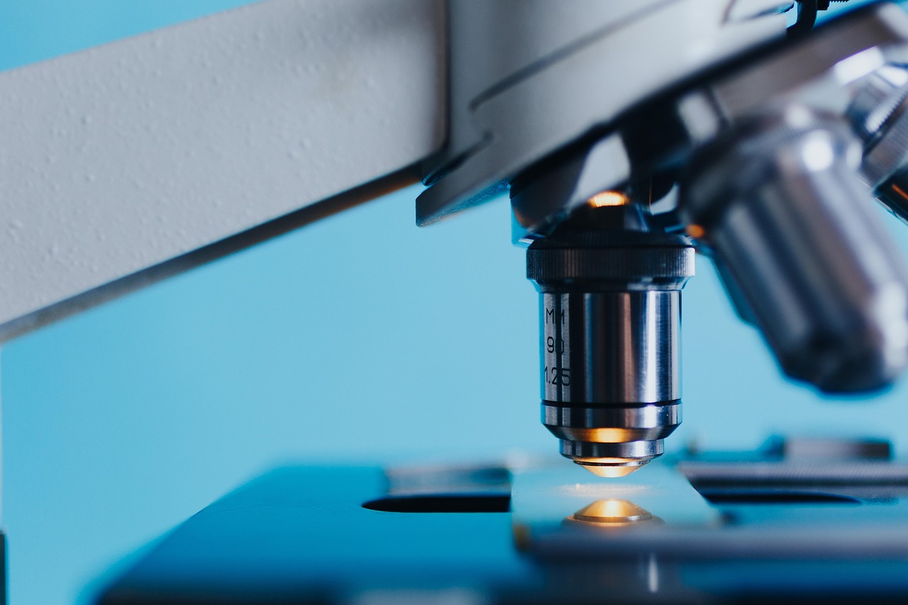 Farmacêutico manipulando insumos naturais em laboratório especializado