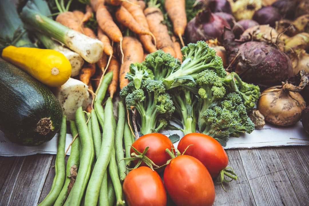 Vegetais frescos e orgânicos variados sobre uma mesa de madeira